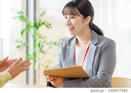 シニアの女性に相談するビジネスウーマン 130477365