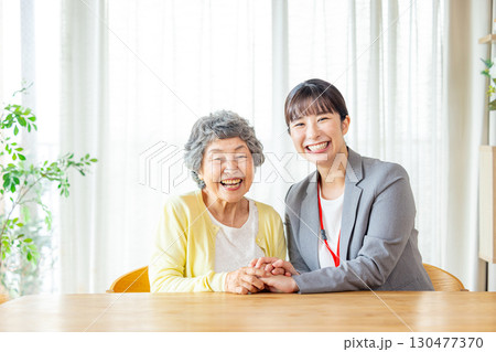 話をするシニア女性と介護士 130477370