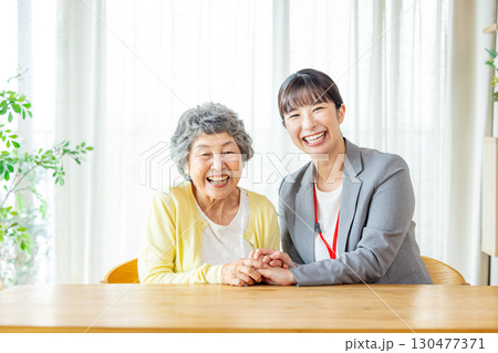 営業マンの若い女性 営業マンの若い女性 130477371