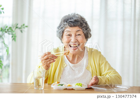 食事をするシニア女性 130477374