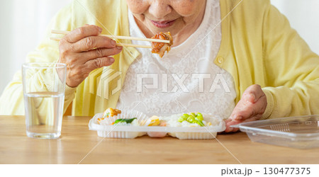 食事をするシニア女性 食事をするシニア女性 130477375