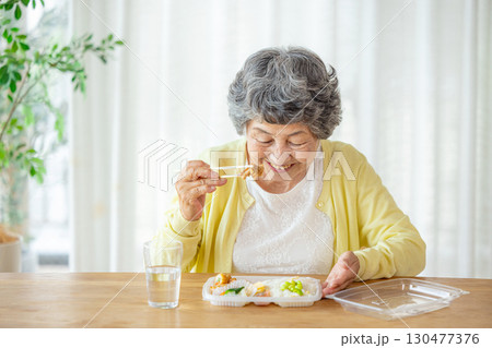 食事をするシニア女性 食事をするシニア女性 130477376