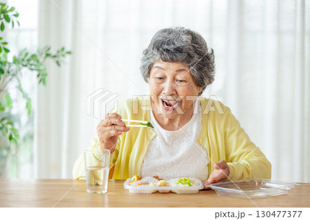 食事をするシニア女性 130477377