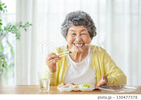 食事をするシニア女性 食事をするシニア女性 130477378