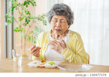 食事をするシニアイメージ　ネガティブ 130477379