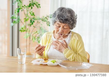 食事をするシニアイメージ　ネガティブ 130477380