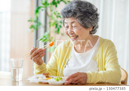 食事をするシニア女性 食事をするシニア女性 130477385