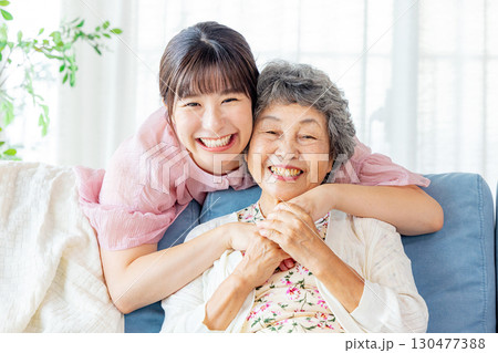 寄り添う仲良しの孫とおばあちゃん 130477388