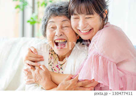仲良しのおばあちゃんと孫娘 仲良しのおばあちゃんと孫娘 130477411