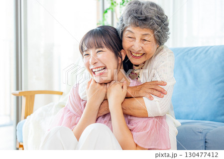 仲良しのおばあちゃんと孫娘 仲良しのおばあちゃんと孫娘 130477412