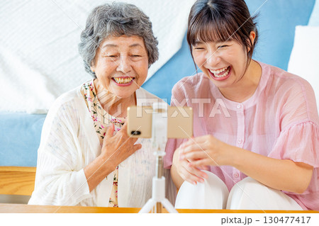 配信をするシニアと孫 配信をするシニアと孫 130477417