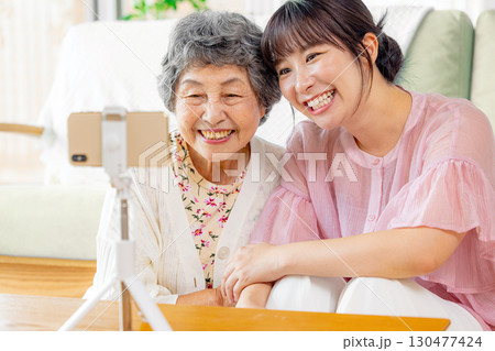 配信をするシニアと孫 配信をするシニアと孫 130477424