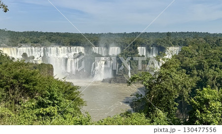 対岸に広がるイグアスの滝のパノラマ風景 130477556