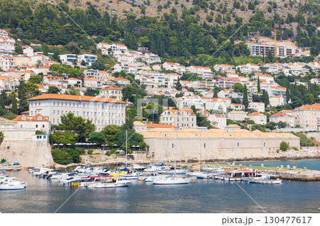 ヨーロッパ、クロアチアのドゥブロヴニクの城壁から見た港の景色 130477617