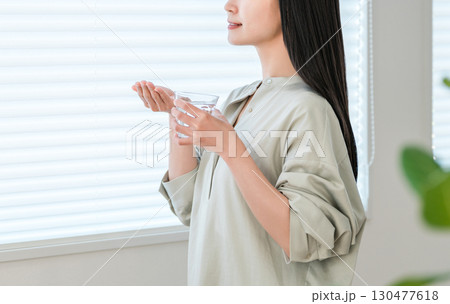 内服薬・サプリ・医薬品を飲む病気の女性・投薬 130477618