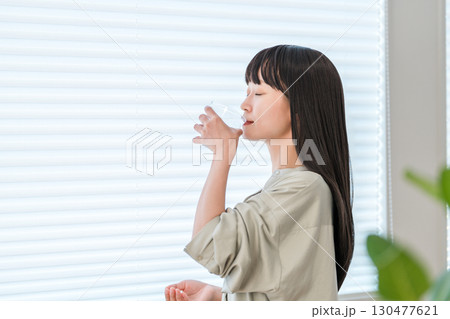 内服薬・サプリ・医薬品を飲む病気の女性・投薬 内服薬・サプリ・医薬品を飲む病気の女性・投薬 130477621