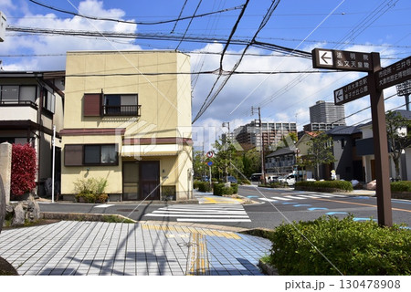 大津市 滋賀県道47号伊香立浜大津線の道しるべと町並み 大津市 滋賀県道47号伊香立浜大津線の道しるべと町並み 130478908