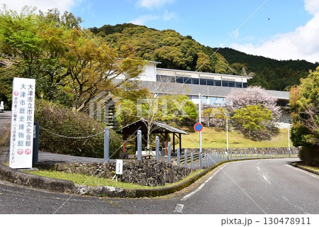 滋賀県 大津市歴史博物館と新緑と満開桜 滋賀県 大津市歴史博物館と新緑と満開桜 130478911