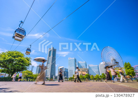 日本の横浜都市景観 …運河パーク駅前・運河パークからロープウェイや横浜ランドマークタワーなどを望む 130478927