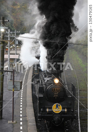 煙を出す機関車 130479165