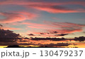 色鮮やかなピンク色の夕焼け 130479237