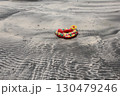 砂浜に置かれたサーフボード 130479246