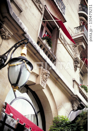 パリの街角 歴史のあるホテルの窓と小さなバルコニー パリの街角 歴史のあるホテルの窓と小さなバルコニー 130479251