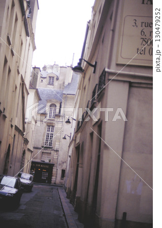 パリの街角 路地裏のアパルトマン 130479252