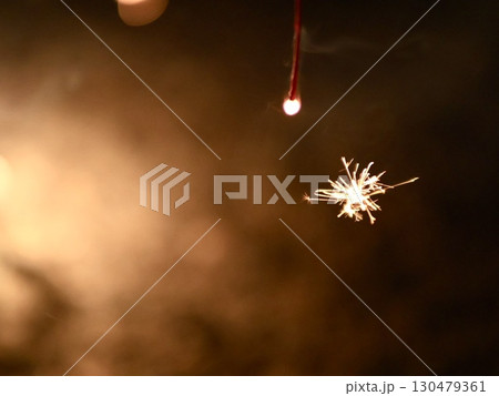 パチパチとはぜる線香花火 パチパチとはぜる線香花火 130479361