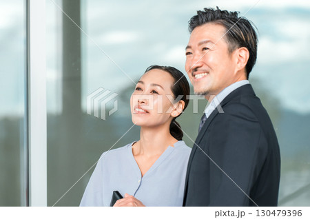 学校の廊下を移動する教員・教師の男女（高校・中学校） 130479396
