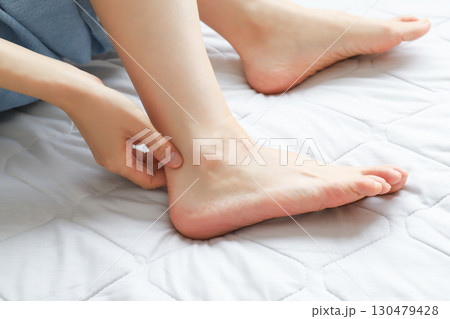 女性の足首 130479428