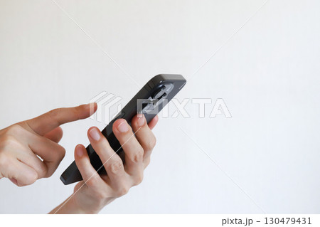 スマートフォンを使う手元 スマートフォンを使う手元 130479431