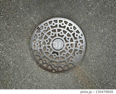 マンホール、金属、下水、道路、歩道 マンホール、金属、下水、道路、歩道 130479608
