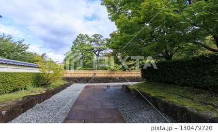 駿河城の紅葉山庭園の夏 130479720
