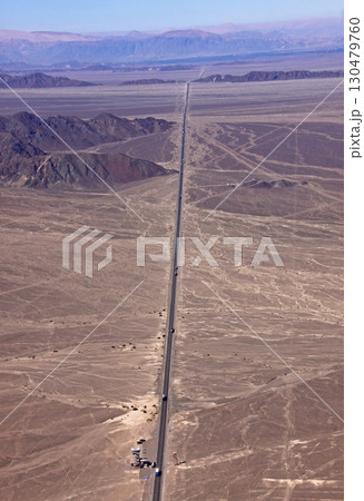ナスカ上空から見えるパンアメリカンハイウェイ　南米ペルー 130479760