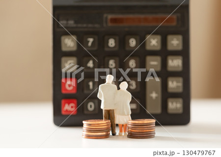計算機の前に立つミニチュアの老夫婦と硬貨 年金 老後のお金イメージ  計算機の前に立つミニチュアの老夫婦と硬貨 年金 老後のお金イメージ  130479767