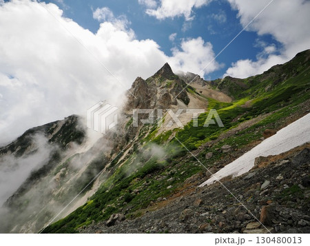 白馬大雪渓から望む杓子岳 130480013