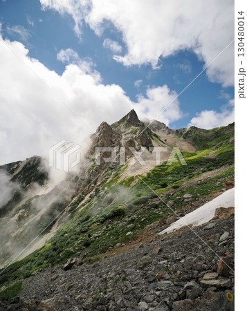 白馬大雪渓から望む杓子岳 130480014