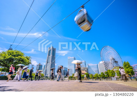 日本の横浜都市景観 …運河パーク駅前・運河パークからロープウェイや横浜ランドマークタワーなどを望む 130480220