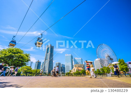日本の横浜都市景観 …運河パーク駅前・運河パークからロープウェイや横浜ランドマークタワーなどを望む 130480229