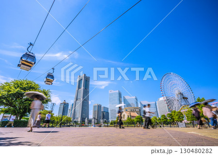 日本の横浜都市景観 …運河パーク駅前・運河パークからロープウェイや横浜ランドマークタワーなどを望む 日本の横浜都市景観 …運河パーク駅前・運河パークからロープウェイや横浜ランドマークタワーなどを望む 130480282