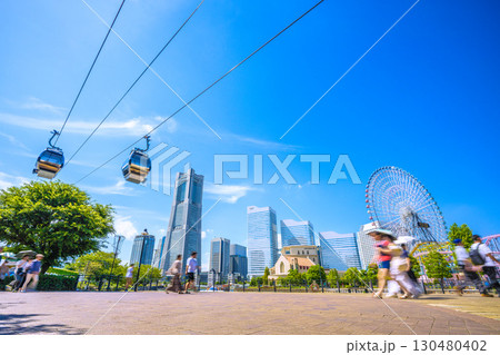 日本の横浜都市景観 …運河パーク駅前・運河パークからロープウェイや横浜ランドマークタワーなどを望む 130480402