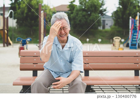 ベンチに座るシニア男性 130480776
