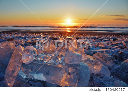 氷で埋まる厳冬の大津海岸 130480917