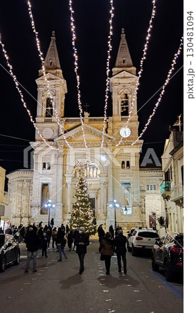 イタリア南部のアルベロベッロの教会のクリスマスイルミネーション イタリア南部のアルベロベッロの教会のクリスマスイルミネーション 130481094