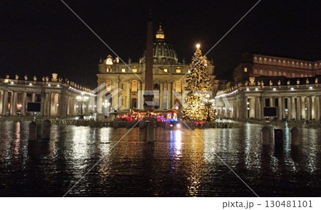 バチカンのサンピエトロ寺院のクリスマスイルミネーション 130481101