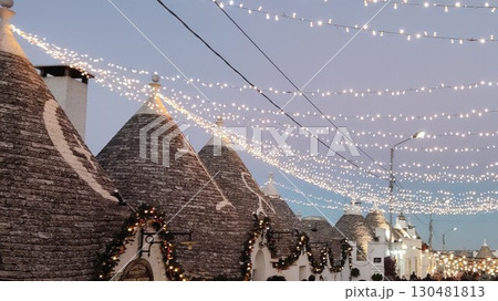 イタリア南部の世界遺産アルベロベッロのトゥルッリのクリスマスイルミネーション イタリア南部の世界遺産アルベロベッロのトゥルッリのクリスマスイルミネーション 130481813