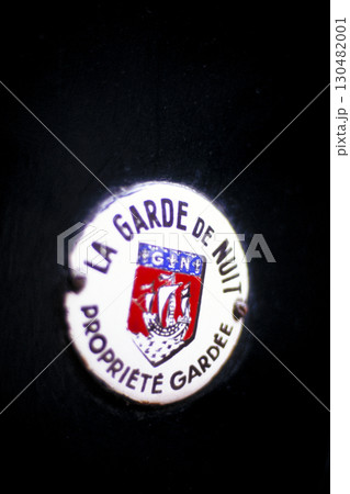 パリの街角 建物の入口に取り付けられているエンブレム 130482001