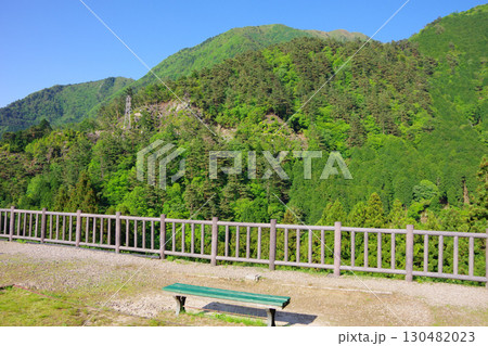愛媛県新居浜市　今は無き別子鉱山鉄道の上部軌道のあった場所を望む 130482023