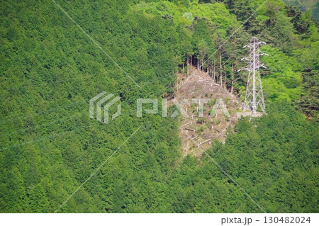 山の斜面に設置された鉄塔 130482024